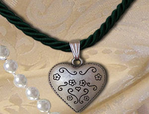 Ketten mit Glasanhänger, Collier mit Swarovskisteinen, Perlenketten, Kropfketten, Kordel, Silberketten, Herzanhänger, Schlangenketten