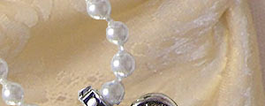 Perlenketten, Kropfketten, Kordel, Silberketten, Herzanhänger, Schlangenketten, Ketten mit Glasanhänger, Collier mit Swarovskisteinen